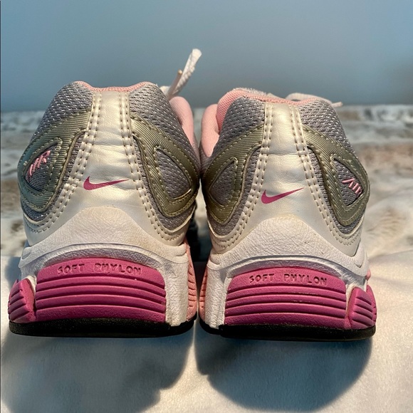 Nike Air- pink womens 9.5 - Picture 6 of 7